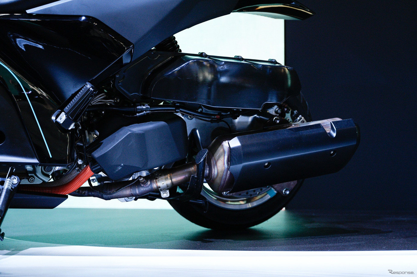 Tem xanh lam đặc trưng trên thân xe Proto HEV Chi tiết tem xanh lam trên xe