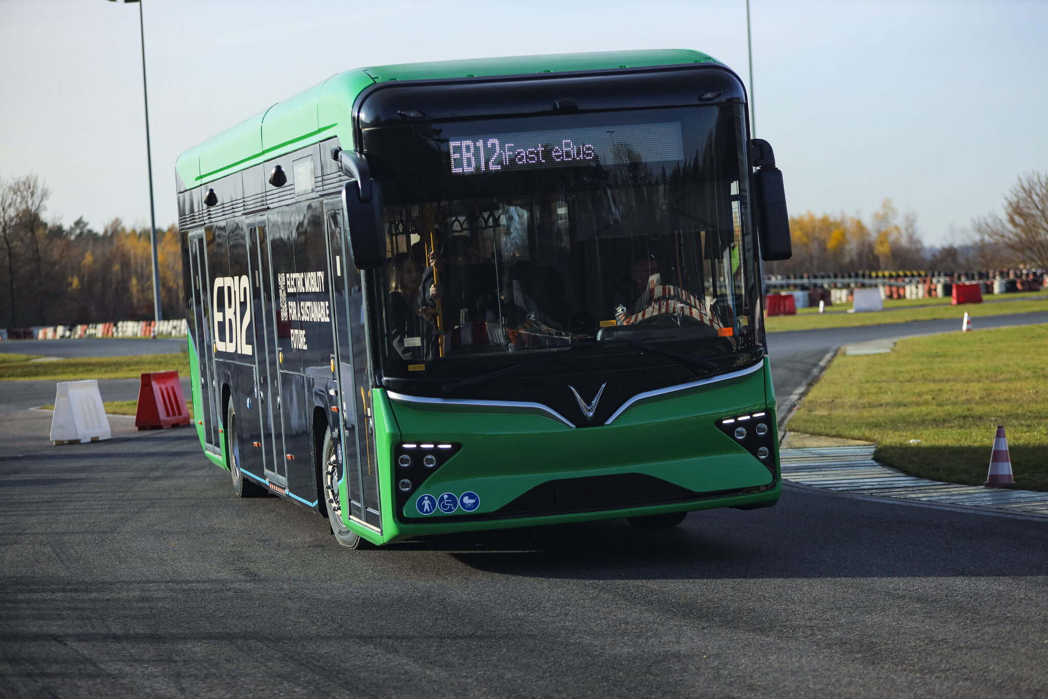 Soi thông số đầy đủ VinFast EB 12 bán ở châu Âu: Xe buýt chở 90 người tiện nghi không kém xe con- Ảnh 1. Xe buýt điện EB 12 tại Busworld Europe 2025