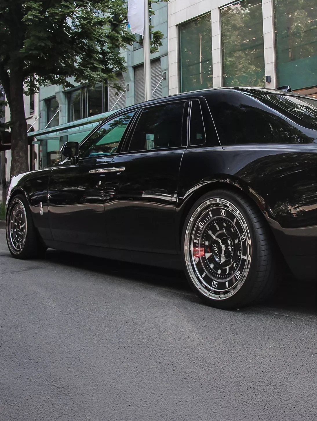 Thiết kế mặt đồng hồ trên bánh xe Rolls-Royce Phantom