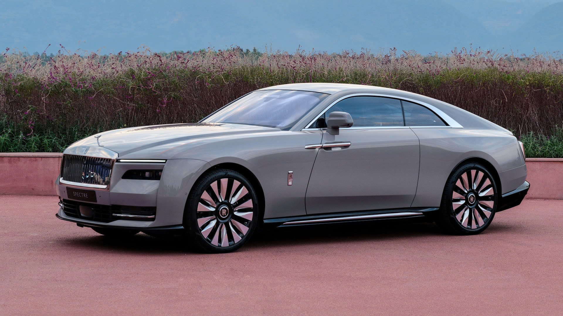 Đến cả Rolls-Royce cũng... giảm giá: Người thuê xe điện Spectre sẽ tiết kiệm được số tiền tương đương 65 triệu đồng- Ảnh 2. Mức giá thuê Rolls-Royce Spectre đang được giảm 2.500 USD.