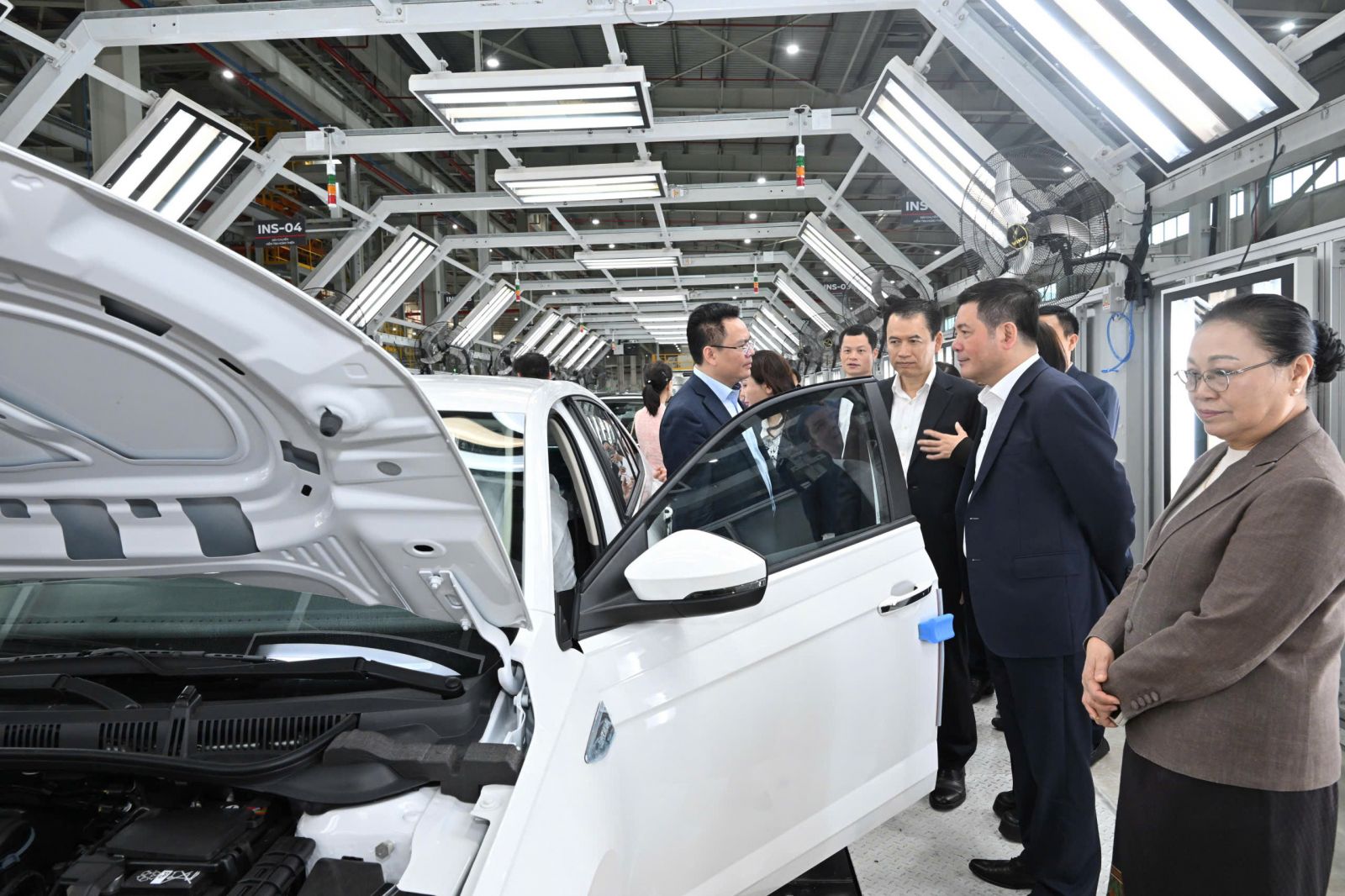 Đón Bộ trưởng Lào, nhà máy ô tô công suất 120.000 xe/năm tuyên bố lấn sân sang xe điện và muốn xuất khẩu sang Lào- Ảnh 1. Bộ trưởng Bộ Công Thương Việt Nam và Bộ trưởng Bộ Công Thương Lào khảo sát nhà máy ô tô tại Quảng Ninh