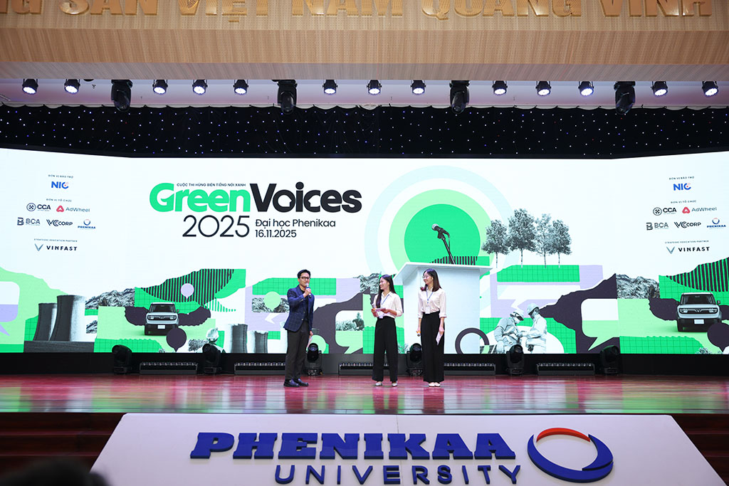 Sinh viên Phenikaa ví xe xăng như Nokia 1280 Sinh viên trình bày cuộc thi Green Voices tại Phenikaa
