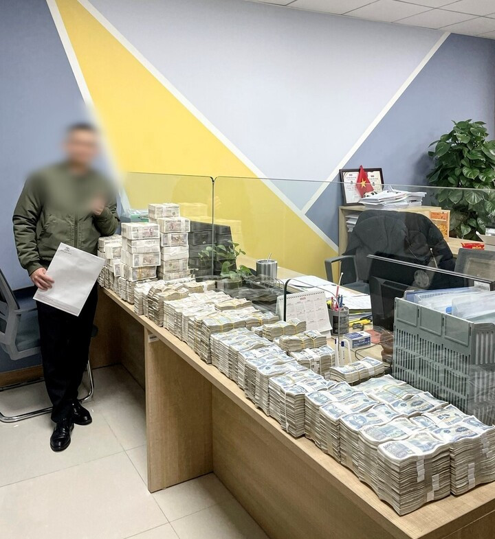 Cọc tiền lẻ chất đầy thùng giấy