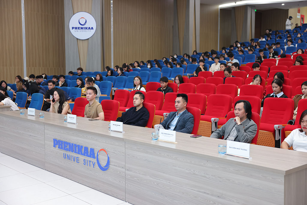 Ban giám khảo sự kiện Green Voices tại Phenikaa Ban giám khảo đánh giá các phần thi