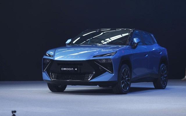 Phần đầu Omoda 4 với thiết kế sắc nét và đèn hai tầng