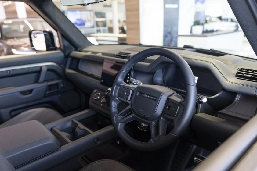 Nội thất Defender OCTA Khoang lái sang trọng, hiện đại