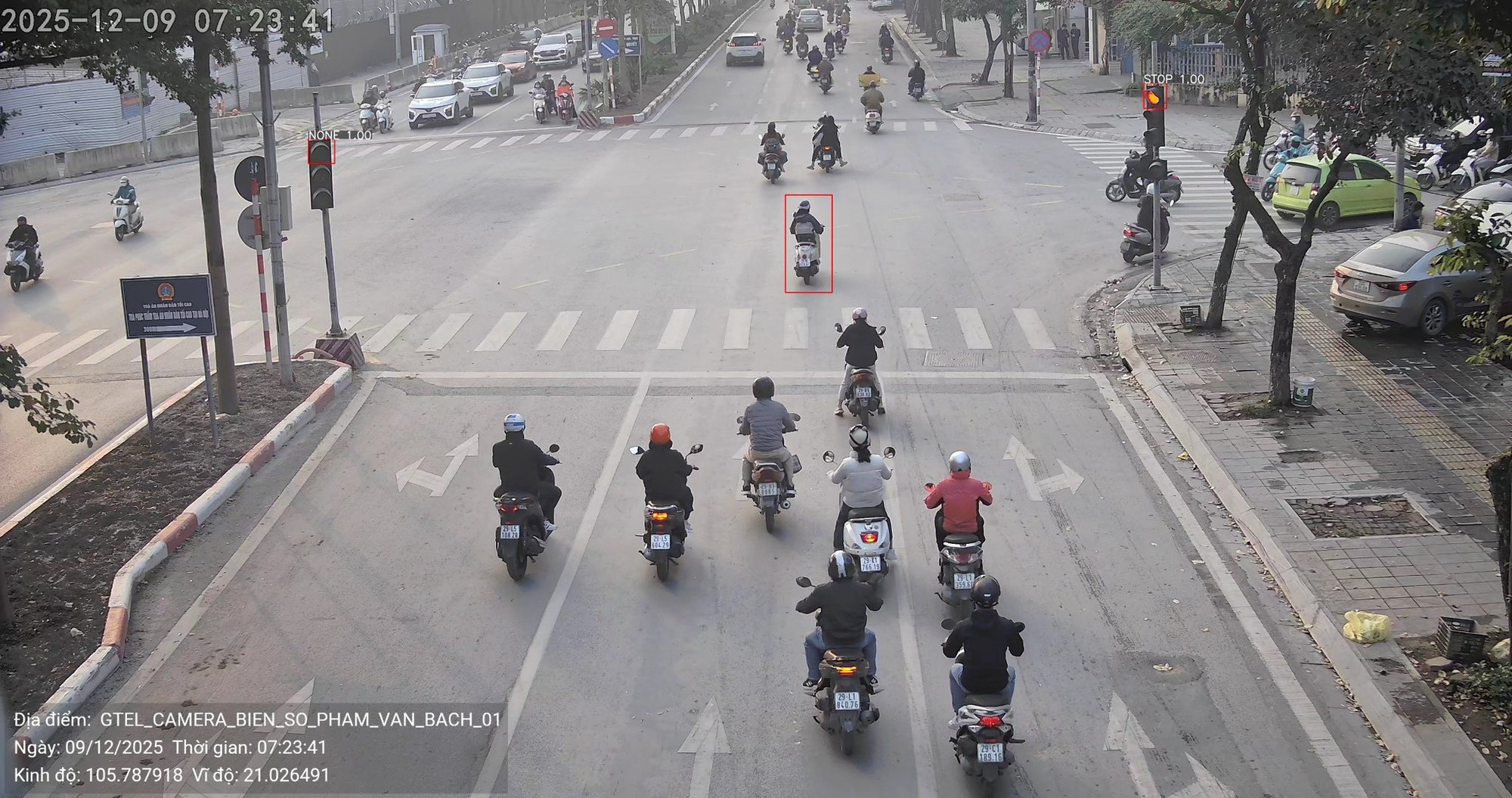 Người điều khiển xe mô tô vượt đèn đỏ tại nút giao nội đô Hà Nội Vi phạm vượt đèn đỏ ở Hà Nội