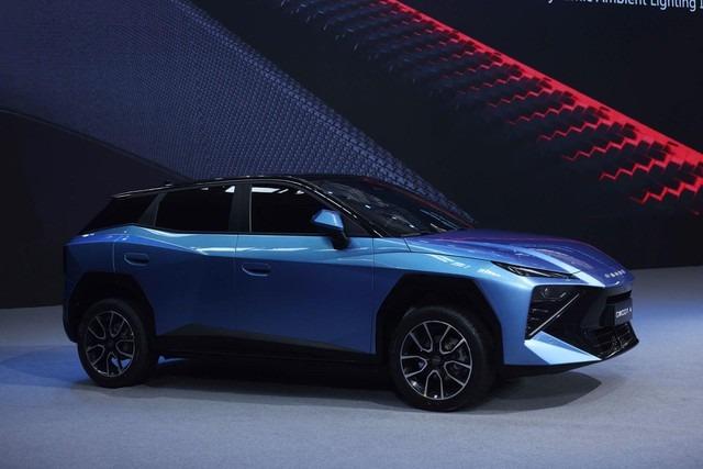 Khoang lái Omoda 4 hiện đại với bố trí nút bấm kiểu Lamborghini